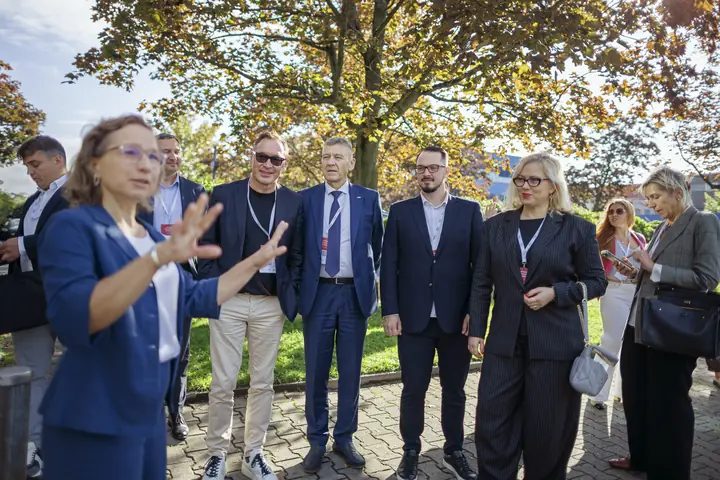 Delegation members listening to their host outside the BIOTRONIK site.